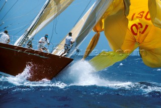 Maxi Condor in Hawaii approaches the windward mark