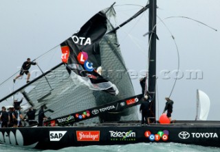 Auckland  Nuova Zelanda - Americas Cup 2003. 28-02-2003 Alinghi vince la quarta Regata dell Americas Cup, Team New Zealand disalbera. Team New Zealand disalberato. Auckland New Zealand - AmericaÕs Cup 2003 . 28-02-2003 - Race 4: Alinghi take a 4 point in the race and Team New Zealand dismasted. Team New Zealand disnasted.