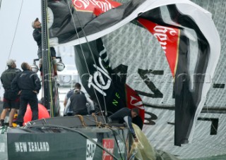 Auckland  Nuova Zelanda - Americas Cup 2003. 28-02-2003 Alinghi vince la quarta Regata dell Americas Cup, Team New Zealand disalbera. Team New Zealand disalberato. Auckland New Zealand - AmericaÕs Cup 2003 . 28-02-2003 - Race 4: Alinghi take a 4 point in the race and Team New Zealand dismasted. Team New Zealand disnasted.