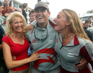 Auckland  Nuova Zelanda - Americas Cup 2003. 02-03-2003 Alinghi vince la quinta regata della Coppa America e porta in Europa dopo 152 il prestigioso trofeo. La moglie di Ernesto Bertarelli Kirsty e la sorella Dona  con lo skipper Russel CouttsAuckland New Zealand - AmericaÕs Cup 2003 . 02-03-2003 -  Alinghi won the Race Five of the XXXI Americas Cup match in Auckland on Sunday and with it, for the first time in its 152-year history the Americas Cup is going to Europe. . Ernesto Bertarelli wife Kirsty and his sister Dona with Russel Coutts