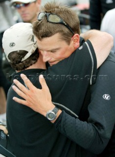 Auckland  Nuova Zelanda - Americas Cup 2003. 02-03-2003 Alinghi vince la quinta regata della Coppa America e porta in Europa dopo 152 il prestigioso trofeo. il Ministro dello Sport Neozelandese consola  Dean BarkerAuckland New Zealand - AmericaÕs Cup 2003 . 02-03-2003 -  Alinghi won the Race Five of the XXXI Americas Cup match in Auckland on Sunday and with it, for the first time in its 152-year history the Americas Cup is going to Europe. . Sports New Zealand Minister comforting Dean Barker