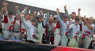 Auckland  Nuova Zelanda - Americas Cup 2003. 02-03-2003 Alinghi vince la quinta regata della Coppa America e porta in Europa dopo 152 il prestigioso trofeo. Alinghi team celebra la vittoria dell Americas CupAuckland New Zealand - AmericaÕs Cup 2003 . 02-03-2003 -  Alinghi won the Race Five of the XXXI Americas Cup match in Auckland on Sunday and with it, for the first time in its 152-year history the Americas Cup is going to Europe. Alinghi Team celebrating the victory of the Americas Cup.