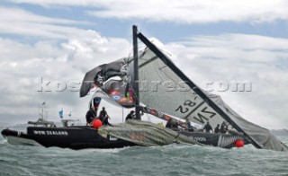 Auckland  Nuova Zelanda - Americas Cup 2003. 28-02-2003 Alinghi vince la quarta Regata dell Americas Cup, Team New Zealand disalbera. Team New Zealand disalberato. Auckland New Zealand - AmericaÕs Cup 2003 . 28-02-2003 - Race 4: Alinghi take a 4 point in the race and Team New Zealand dismasted. Team New Zealand dismasted.