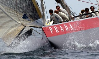 Prada Challenge bow crew perpare to set the spinnaker as they head for the top mark during the Louis Vuitton Cup, Quarter final repachage.Auckland, New Zealand. Nov, 29. 2002  (Manditory credit: Sergio Dionisio/Oceanfashion Pictures)