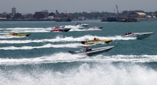 Startline action from the Powerboat P1 World Championships 2004 - Grand Prix of Italy