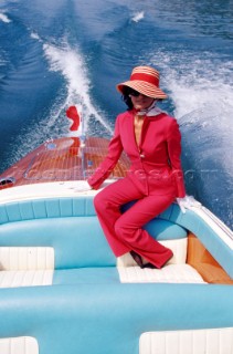 Donna a bordo di un motoscafo RivaWoman on board of Riva motorboat. Ph.Carlo Borlenghi /