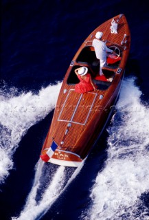 Donna a bordo di un motoscafo RivaWoman on board of Riva motorboat. Ph.Carlo Borlenghi /