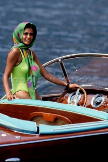 Donna a bordo di un motoscafo RivaWoman on board of Riva motorboat. Ph.Carlo Borlenghi /