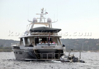 Superyacht Bluesette towing dinghy and tender