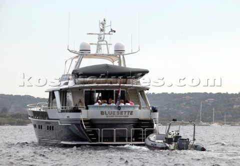 Superyacht Bluesette towing dinghy and tender