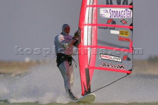 13/11/2004 - Les Saintes Maries de la mer (France) - Irish sailboarder Finian Maynard beat the overall sailing speed record with a run at 46,82 knts.