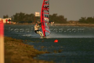 13/11/2004 - Les Saintes Maries de la mer (France) - Irish sailboarder Finian Maynard beat the overall sailing speed record with a run at 46,82 knts.