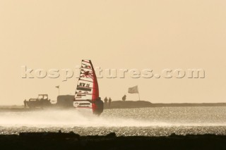 13/11/2004 - Les Saintes Maries de la mer (France) - Irish sailboarder Finian Maynard beat the overall sailing speed record with a run at 46,82 knts.