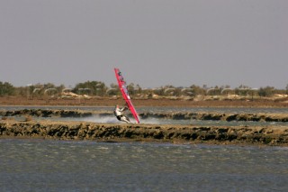 13/11/2004 - Les Saintes Maries de la mer (France) - Irish sailboarder Finian Maynard beat the overall sailing speed record with a run at 46,82 knts.