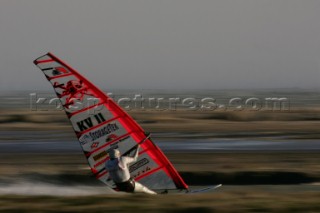 13/11/2004 - Les Saintes Maries de la mer (France) - Irish sailboarder Finian Maynard beat the overall sailing speed record with a run at 46,82 knts.