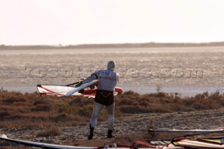 13/11/2004 - Les Saintes Maries de la mer (France) - Irish sailboarder Finian Maynard beat the overall sailing speed record with a run at 46,82 knts.