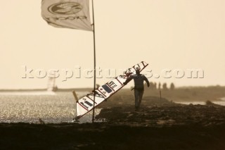 13/11/2004 - Les Saintes Maries de la mer (France) - Irish sailboarder Finian Maynard beat the overall sailing speed record with a run at 46,82 knts.