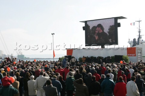 Arrival of maxi cat Orange skippered by Bruno Peyron in Brest at the end of the successful Jules Ver