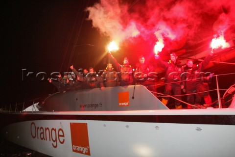 Arrival of maxi cat Orange skippered by Bruno Peyron in Brest at the end of the successful Jules Ver