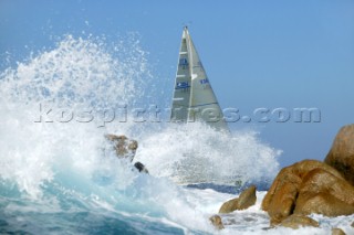 Rolex Swan Cup 2004, Swan 36 VIATIARA passes close to rocks