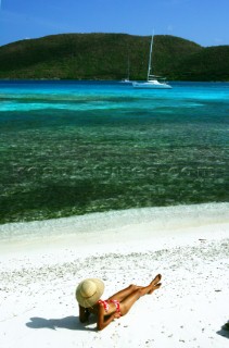 British Virgin Island - Caribbean -. Tortola Island -. The Christal waters of Prickly Pear Island near Bitter End Marina and Yacht Club -.