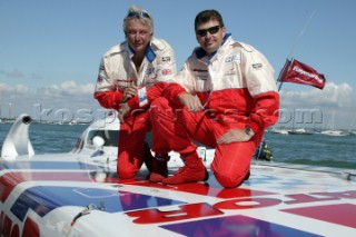 Gillette Mach 3 Nitro Gel Powerboat Challenge 2005. Chris Passonage and James Shepard in Negotiator set a new Round the Isle of Wight record of 32minutes