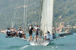 Skiff, Clandestream Centomi, with crew hiking out