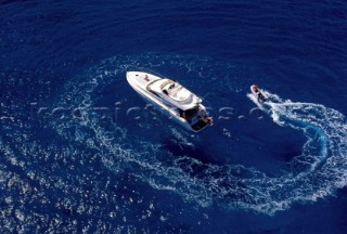 Cruising aboard a Fairline powerboat