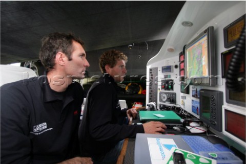 Jeremie Beyou et son routeur Charles Caudrelier Brenac tudient la mto  bord de Delta Dore   26102006