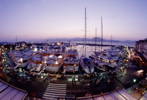 Ormeggi A view of the harbour at sunrise through a fish eye lens