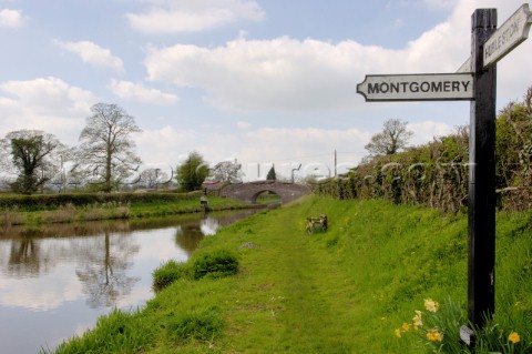 Fingerpost at junction of Llangollen Canal and Montgomery CanalFrankton junctionWelsh FranktonShrops