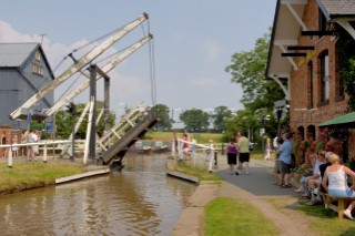 Wrenbury lift bridge outside the Dusty Miller pub on the Llangollen canal,Wrenbury,Cheshire,England.July 2006.