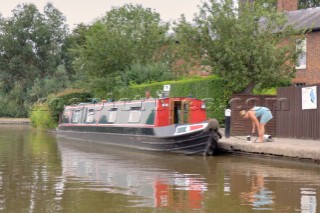 Woman mooring up narrow boat on the Llangollen canal at Ellesmere,Shropshire,England,UK.