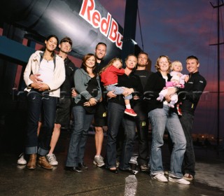 Valencia (ESP) 22/11/2006  Victory Challenge.  -  Sandra (pregnant) and Oskar Ljung, Lisa (pregnant) and Ian Weighell, Georgina, 2,5, Caroline (pregnant) and Richard Mason, Linda, Hanna 2 years, Jonna, six weeks, and Mattias Rahm. English  Sailors families are booming. About 80% of sailors wifes of the most important sailing competition in the world had a baby or is going to have one between a sailing race and another. In Valencia sailing people will increase. ITALIAN FAMIGLIE A GONFIE VELECirca l 80% delle mogli dei velisti e dei membri dei sindacati della piùfamosa competizione velica del Mondo hanno avuto un figlio, o stanno peraverlo, fra una regata e l altra.A Valencia le tribù del mare crescono