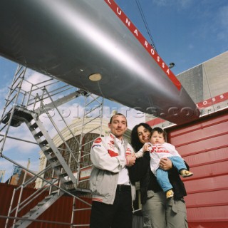 Valencia (ESP) 19/12/2006 Luna Rossa Challenge. Keith and Tania Sexton with Liam (BOATBUILDER). English Sailors families are booming. About 80% of sailors wifes of the most important sailing competition in the world had a baby or is going to have one between a sailing race and another.In Valencia sailing people will increase.ITALIANFAMIGLIE A GONFIE VELECirca l 80% delle mogli dei velisti e dei membri dei sindacati della piùfamosa competizione velica del Mondo hanno avuto un figlio, o stanno peraverlo, fra una regata e l altra.A Valencia le tribù del mare crescono