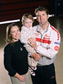 Valencia (ESP) 19/12/2006 Luna Rossa Challenge. Tom and Alessandra Burnham with Penelope (PITMAN). English Sailors families are booming. About 80% of sailors wifes of the most important sailing competition in the world had a baby or is going to have one between a sailing race and another. In Valencia sailing people will increase.ITALIANFAMIGLIE A GONFIE VELECirca l 80% delle mogli dei velisti e dei membri dei sindacati della piùfamosa competizione velica del Mondo hanno avuto un figlio, o stanno peraverlo, fra una regata e l altra.A Valencia le tribù del mare crescono