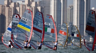 Qindao - 11/08/2008RS:X Windsurfer Womens start Photo: ©©Carlo Borlenghi/