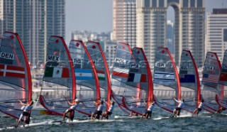 Qindao - 11/08/2008RS:X Windsurfer Womens start Photo: ©©Carlo Borlenghi/