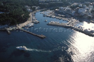 Fairline Squadron 58 leaving harbour