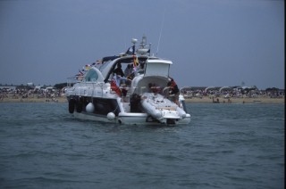 Lifting and stowing tender on powerboat