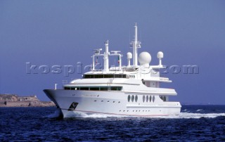 Superyacht Maridome underway in the Mediterranean