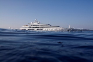 Superyacht Indian Princess leaving Plage Pampelonne