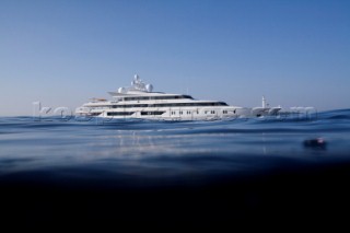 Superyacht Indian Princess leaving Plage Pampelonne