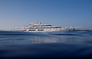 Superyacht Indian Princess leaving Plage Pampelonne