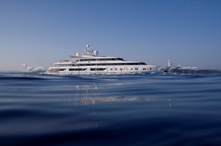 Superyacht Indian Princess leaving Plage Pampelonne