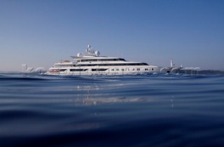 Superyacht Indian Princess leaving Plage Pampelonne