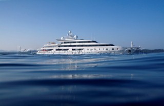 Superyacht Indian Princess leaving Plage Pampelonne