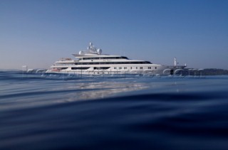 Superyacht Indian Princess leaving Plage Pampelonne