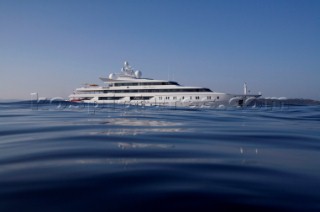 Superyacht Indian Princess leaving Plage Pampelonne