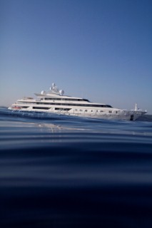 Superyacht Indian Princess leaving Plage Pampelonne